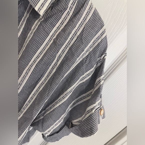 Rafaela Vertical stripe textured t-shirt. Button details. Size Medium. - Picture 10 of 10